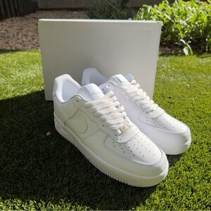 Men's Nike Air Force 1's (White)

Used - Wore them literally once.

Size 10 US